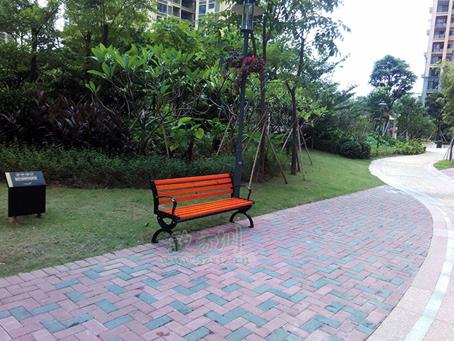  欣方圳垃圾桶廠家這里有您所需的各類垃圾桶產品和園林椅休閑椅，您只需要關注一下您身邊的市場或者來欣方圳官網瞧一瞧。您可以在欣方圳官網的案例里面，看到全國各地區的用戶案例及各種類型的用戶選擇。這不，深圳觀瀾的一位客戶又一次來我司欣方圳科技有限公司購買了一批鑄鐵有靠背園林椅。       欣方圳的這批P27鑄鐵有靠背園林椅椅腳模具使用電腦雕刻，比一般廠家人工模具鑄鐵椅腳表面更光滑平整。耐壓性極強，同時具備很強的耐熱、耐磨、耐蝕、耐低溫的特性，鑄鐵有靠背園林椅，生產周期較短，給人以粗獷、莊重、穩重的感覺，是戶外市政公共設施必選產品。    而且為了防止椅條在受力情況下往下變形，我們欣方圳的每一款休閑椅都在在椅條的下面加了兩條L30*3的熱鍍鋅角鋼加強支撐，加強椅條的支撐能力，有效的將承載力傳遞到椅腿上，防止椅條變形，加強休閑椅的抗沖擊能力，提高鑄鐵有靠背園林椅的壽命。