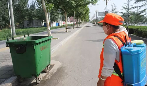 致敬環(huán)衛(wèi)工人，細(xì)心消除垃圾桶邊的蚊蠅